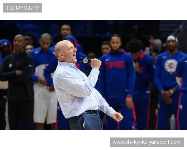 快船主场嘘声震天！四连败跌入倒数第三，鲍尔默耐心告急，快船老板鲍尔默2019年身价